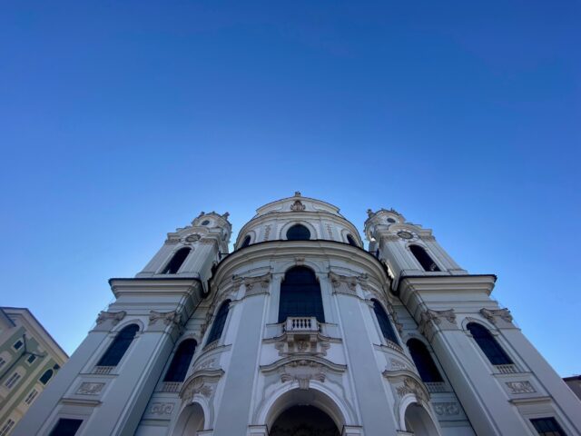 Haus St. Benedikt_Nachbarschaft_Kollegienkirche Salzburg 1